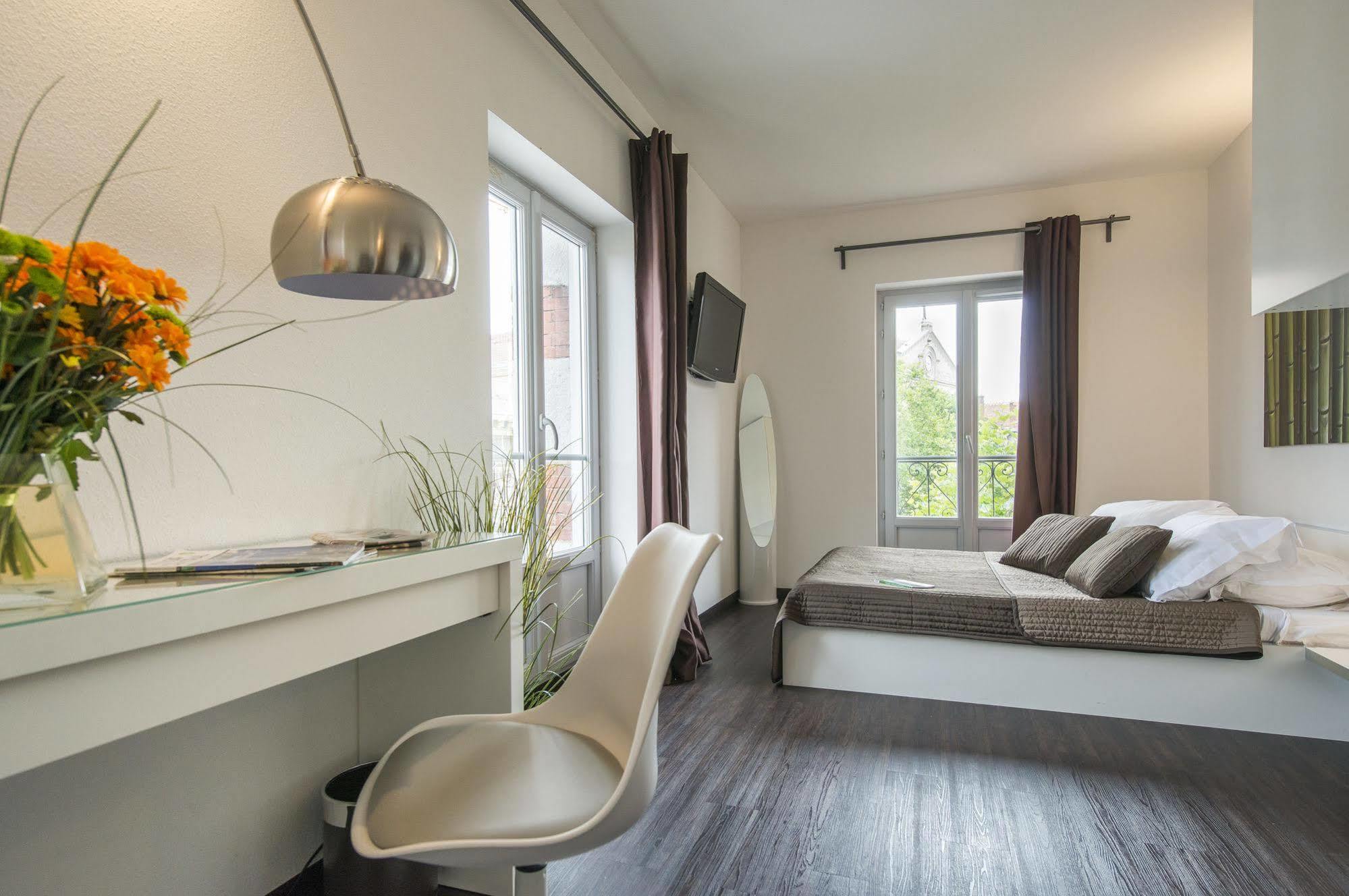 Hotel Des Capucins Le Puy-en-Velay Bagian luar foto