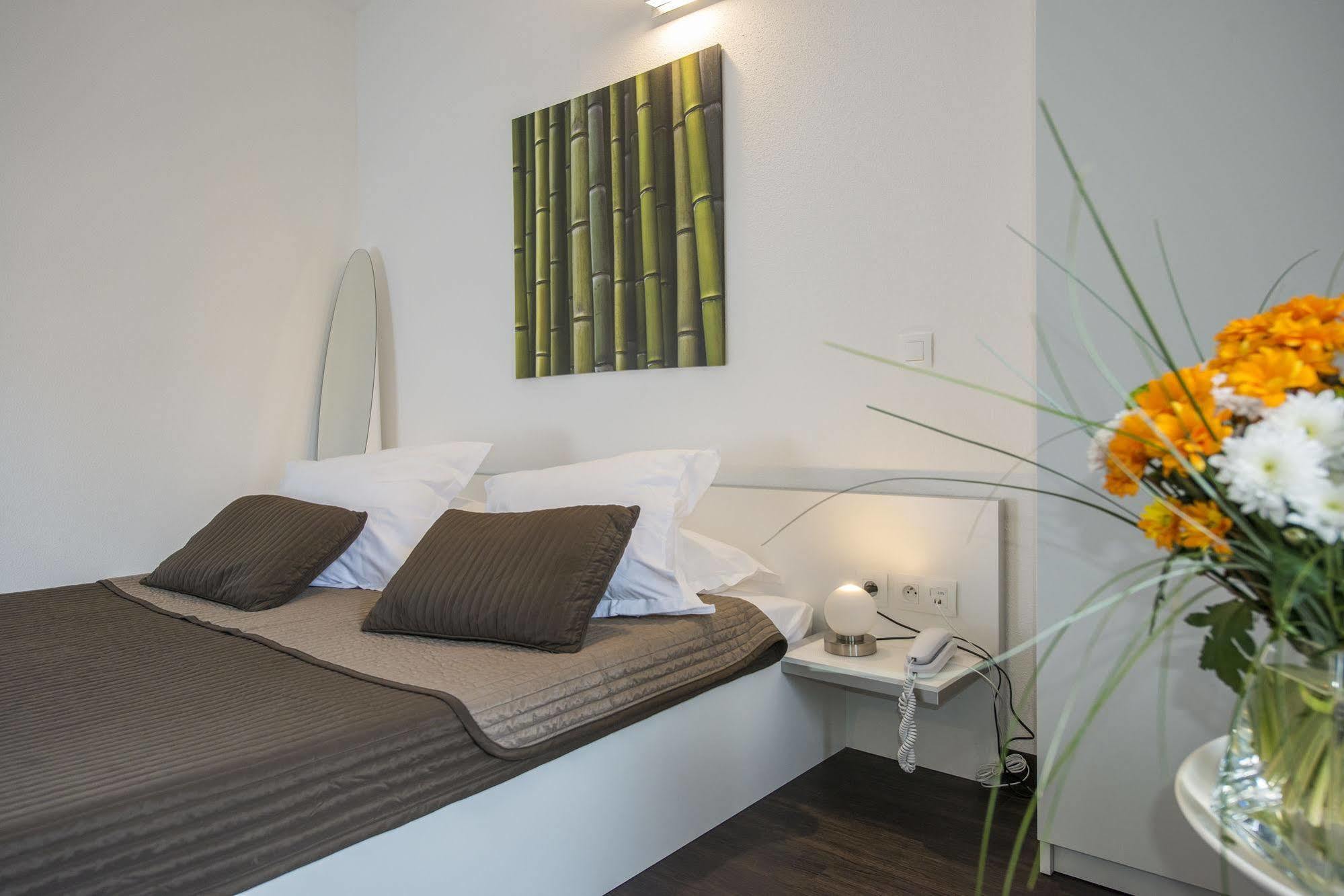 Hotel Des Capucins Le Puy-en-Velay Bagian luar foto